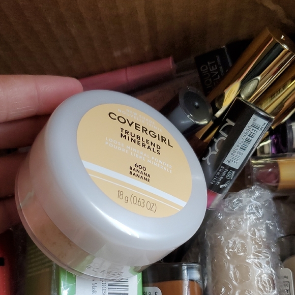 Assorted Makeup Collection - Picture 5 of 7